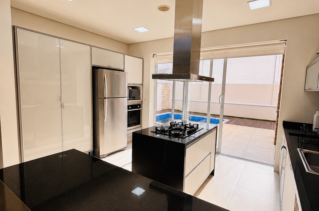 Cozinha moderna com vista para o jardim