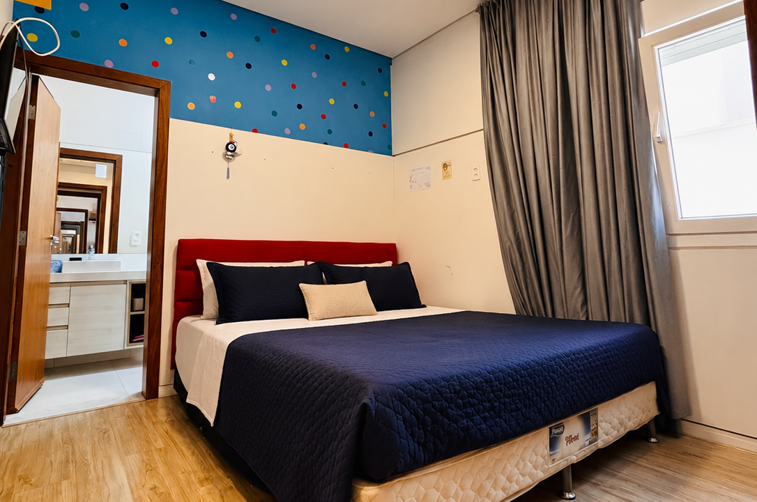 Quarto moderno com cama confortável