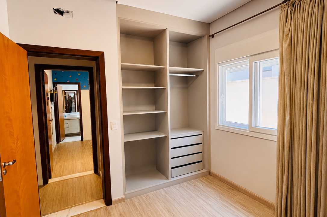 Quarto moderno e iluminado com closet